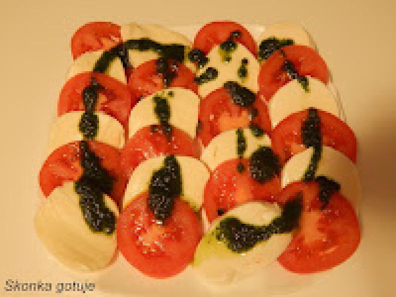 Mozzarella z pomidorem i zielonym sosem