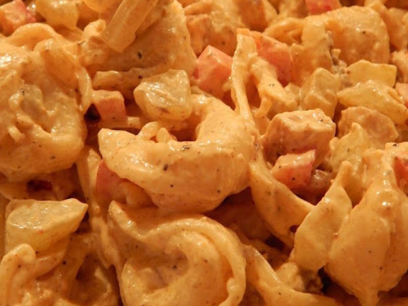 Tortellini - sałatka z kurczakiem, ogórkiem i papryką w sosie curry