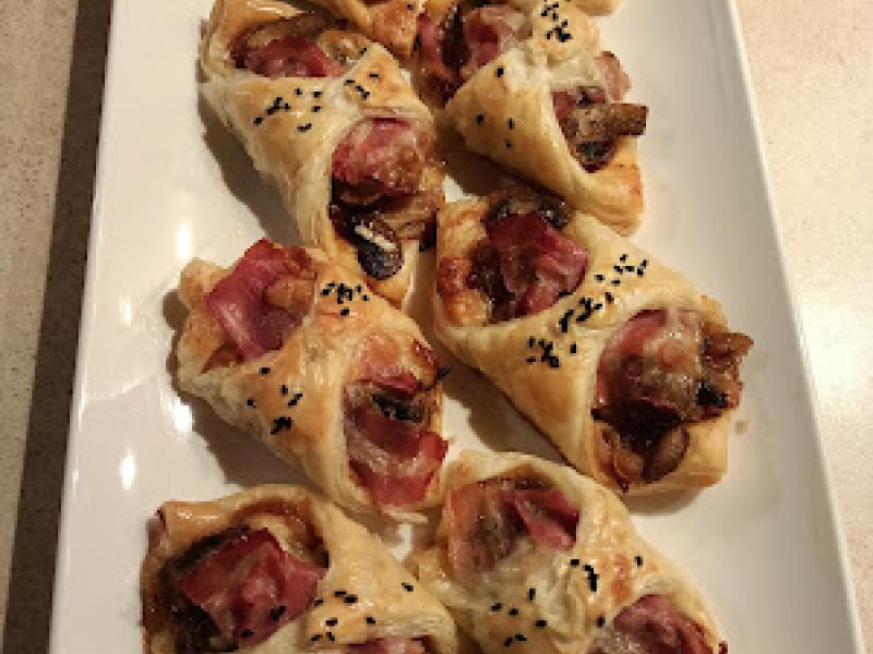 Francuskie koperty z boczkiem, pieczarkami i mozzarellą