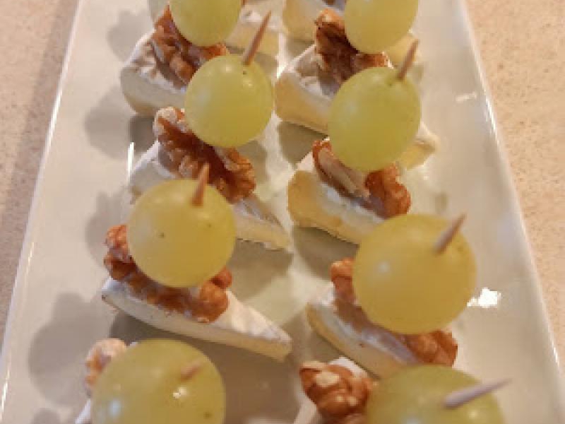 Koreczki: ser camembert, orzech, winogrono
