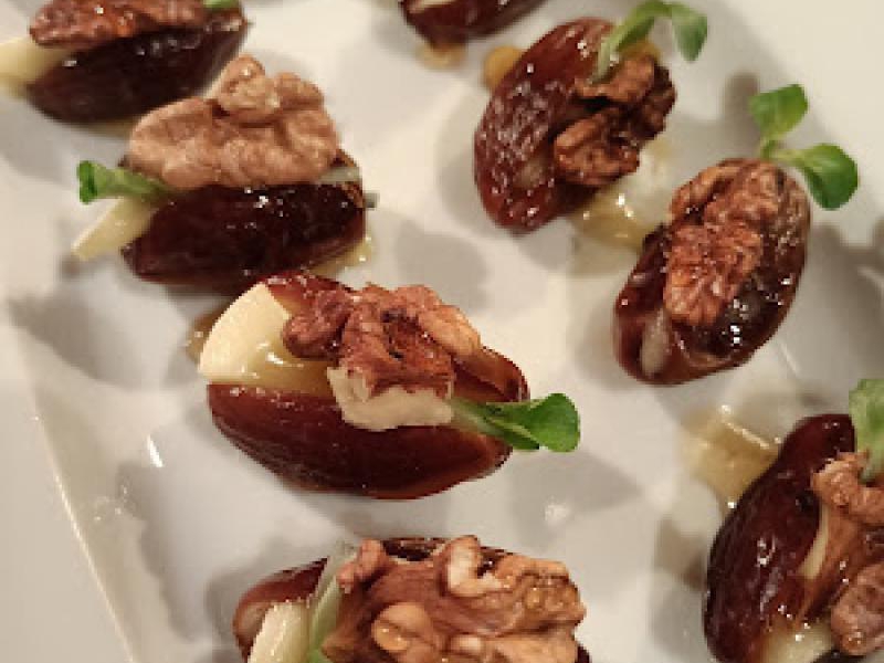 Koreczki: daktyl, ser, orzech