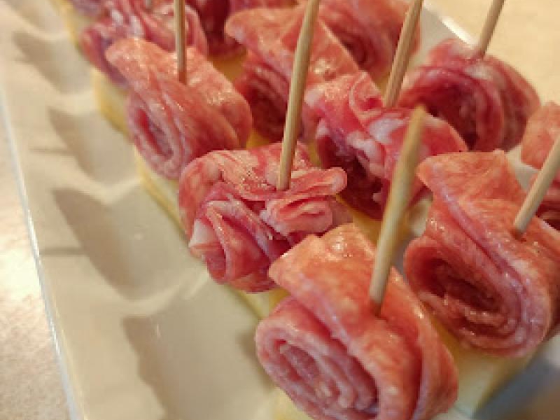 Koreczki: ser żółty, salami