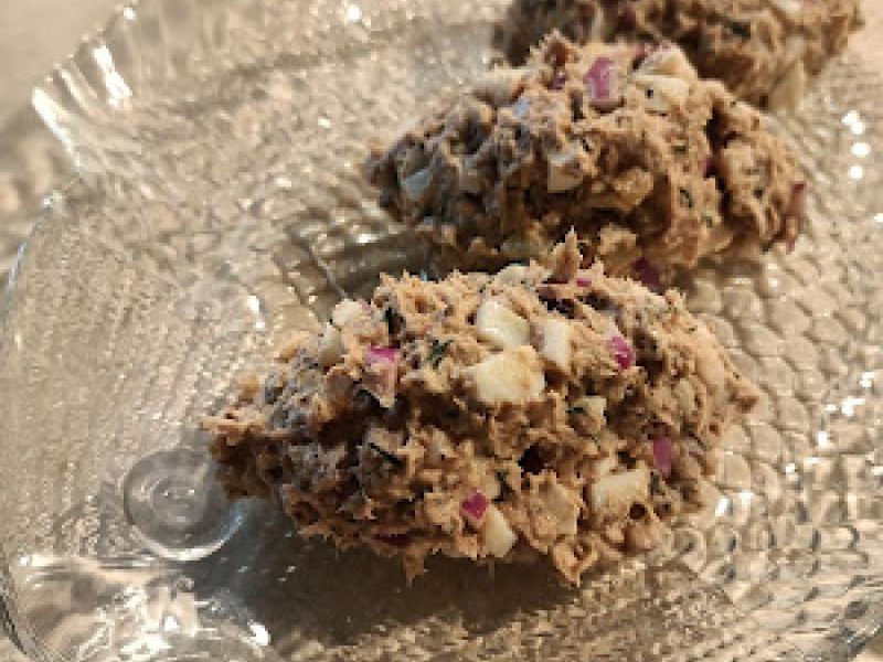 Pasta rybna - szprotki w oleju, jajko, ogórek kiszony, cebula