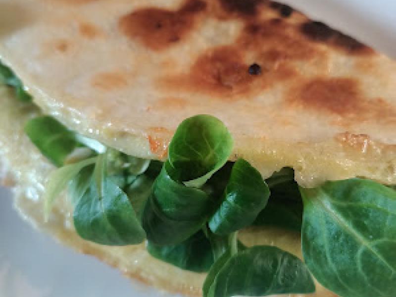 Omlet na tortilli z pomidorami i mozarellą