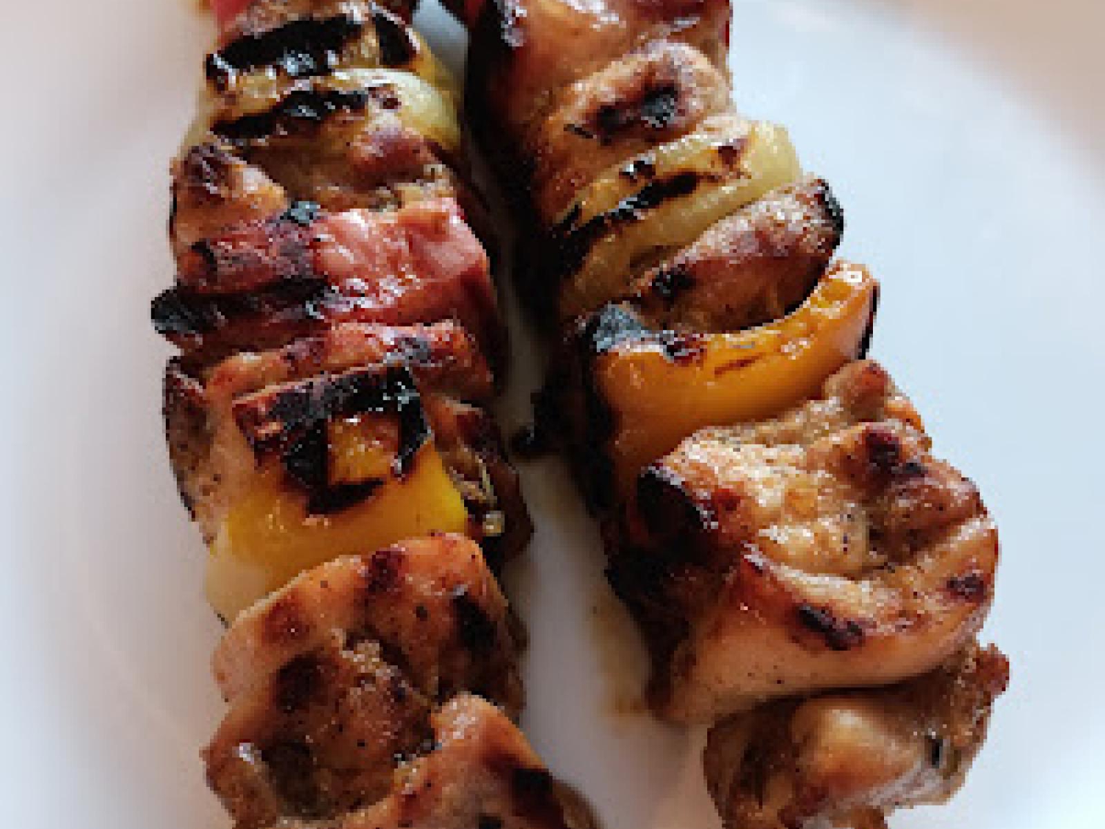 Szaszłyki z kurczaka z boczkiem, papryką i cebulą