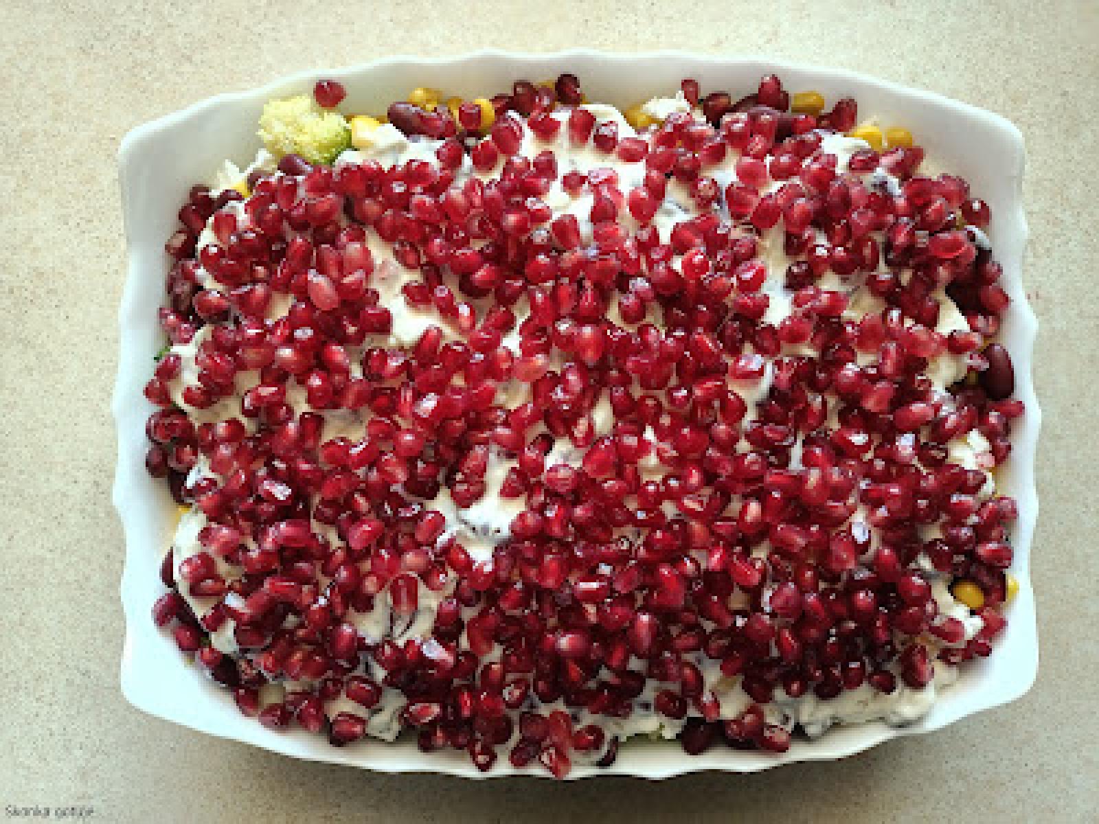 Sałatka Beatki (brokuł, feta, kukurydza, fasola, granat)