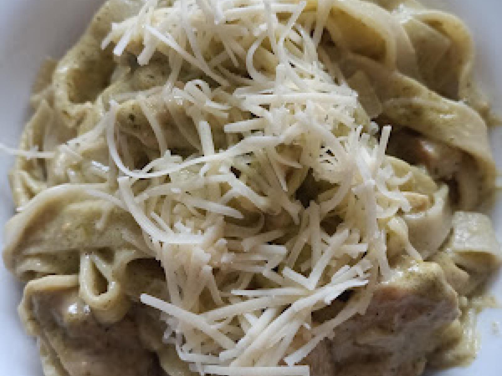 Makaron Tagliatelle z zielonym pesto