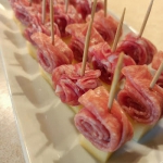 Koreczki: ser żółty,...