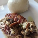 Schab w wędzonym boczku...