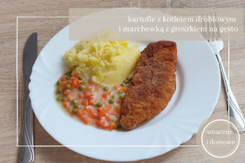 Tradycyjny śląski obiad Soczysty kotlet drobiowy, ziemniaki i marchewka z groszkiem na gęsto