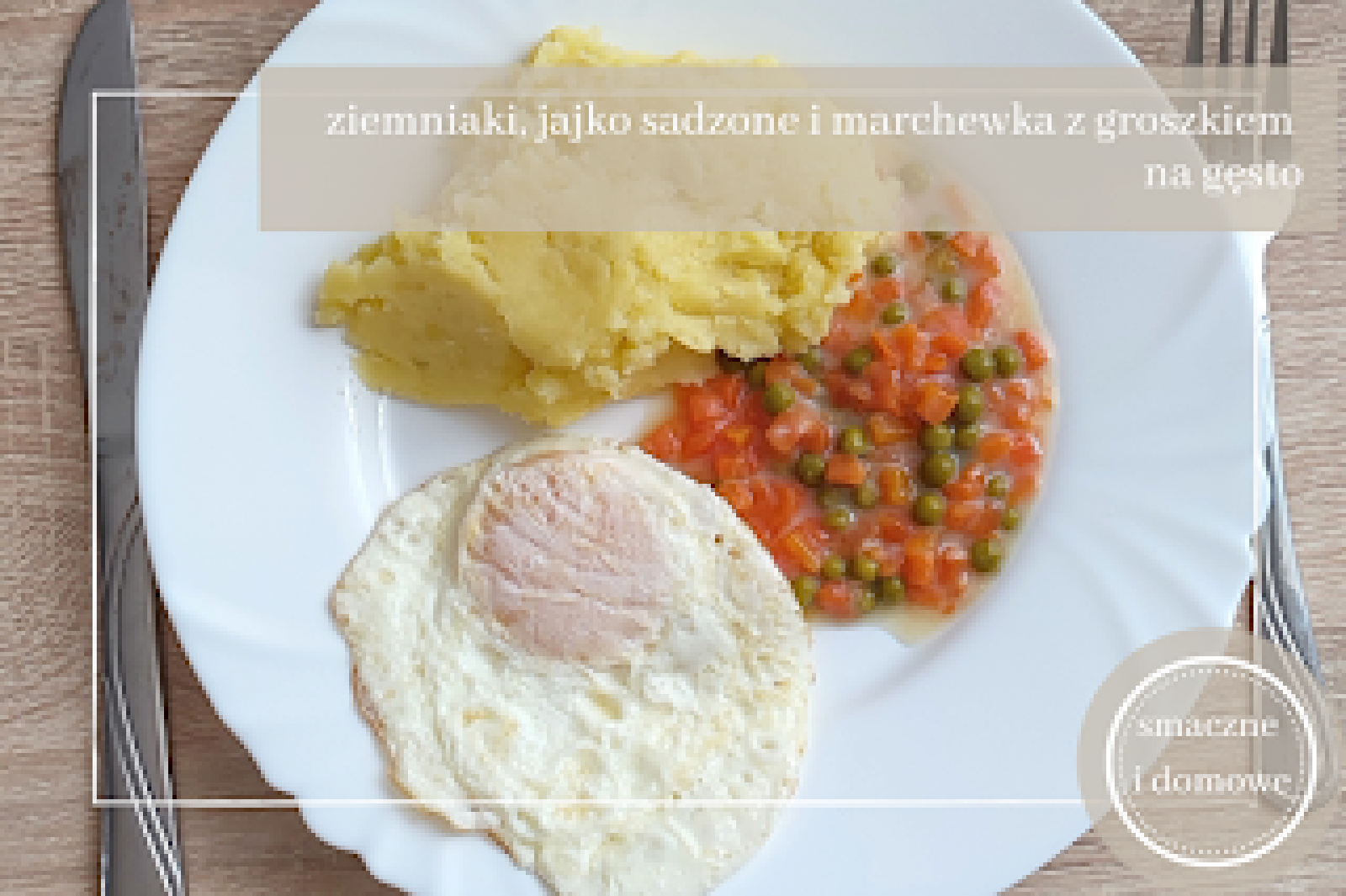 Szybki i tani obiad: jajko sadzone z ziemniakami i marchewką z groszkiem na gęsto – przepis na klasykę, która zawsze smakuje
