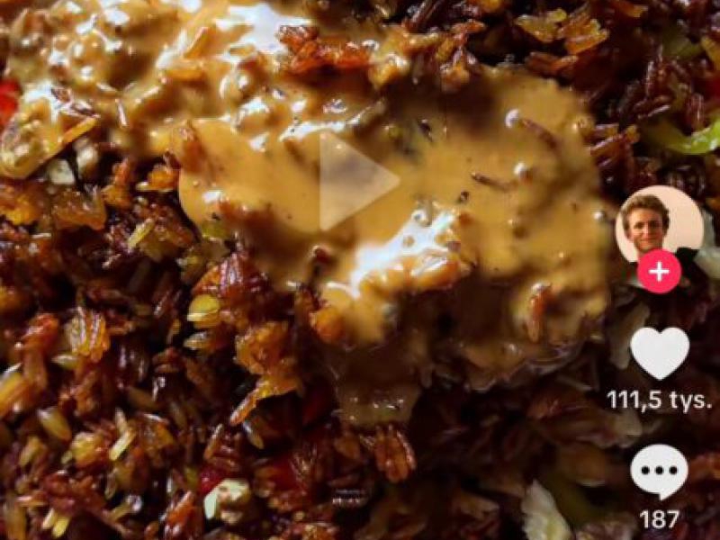 Pieczony ryż z kurczakiem i sosem orzechowym