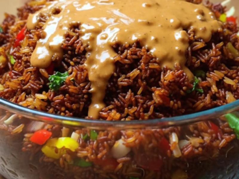 Sałatka ryżowa z kurczakiem! czyli pieczony ryż z kurczakiem i sosem orzechowym.