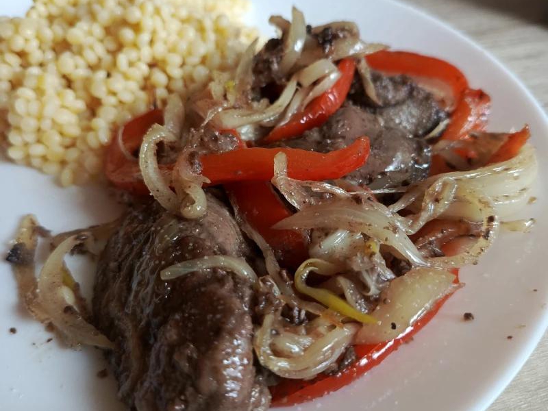 Wątróbka drobiowa z cebulką i papryką