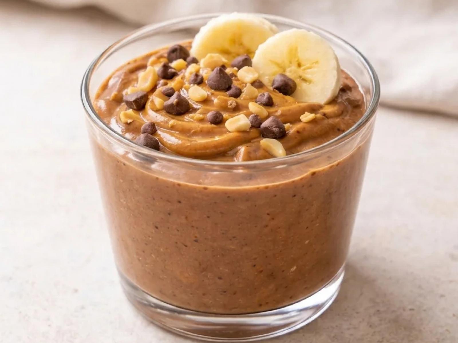 Deser z masłem orzechowym, bananem i kakao – zdrowy deser z 3 składników
