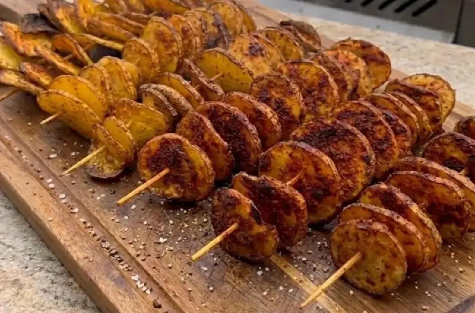Ziemniaki na patyku z grilla (plasterki ziemniaków grillowane) Spirals potato uproszczona wersja