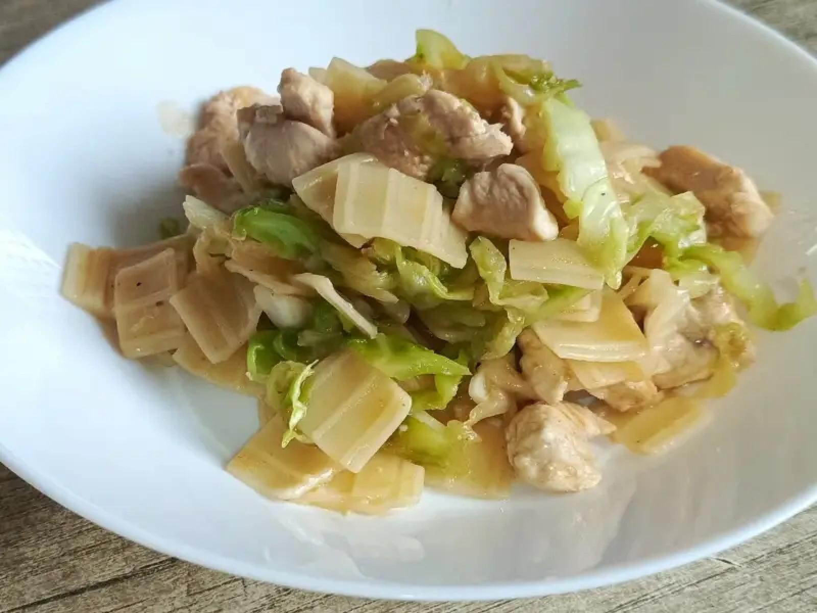 Pikantna młoda kapusta z kurczakiem i makaronem w sosie maślanym ze Srirachą. Gotowe w 20 minut