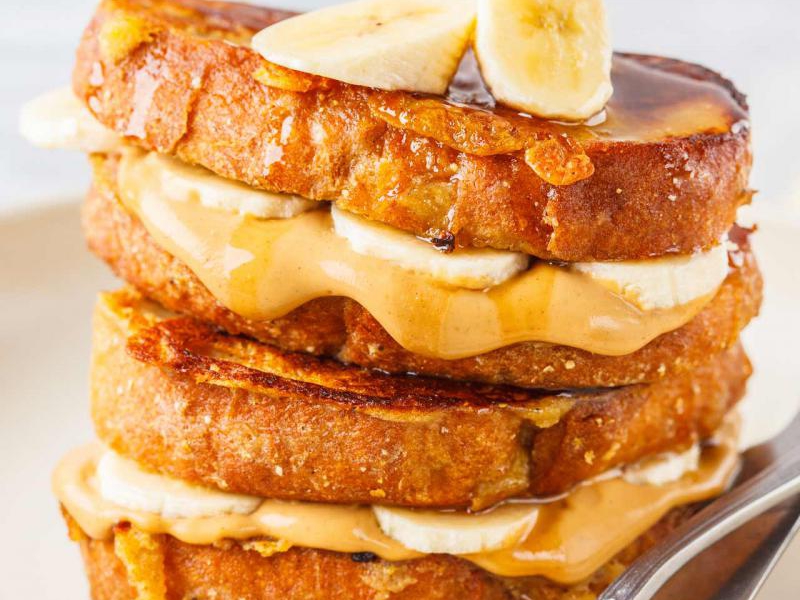 Tosty francuskie z masłem orzechowym i bananem