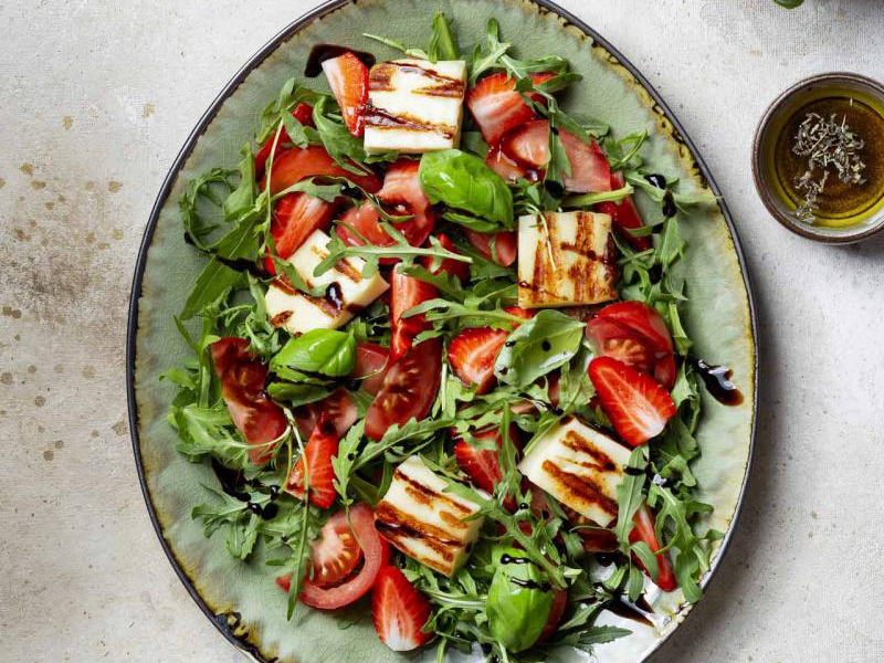 Sałatka z truskawkami i halloumi - lekki przepis na lato