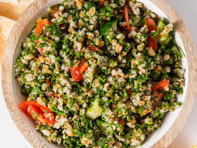 Tabbouleh - orzeźwiająca sałatka z bulgurem i natką pietruszki