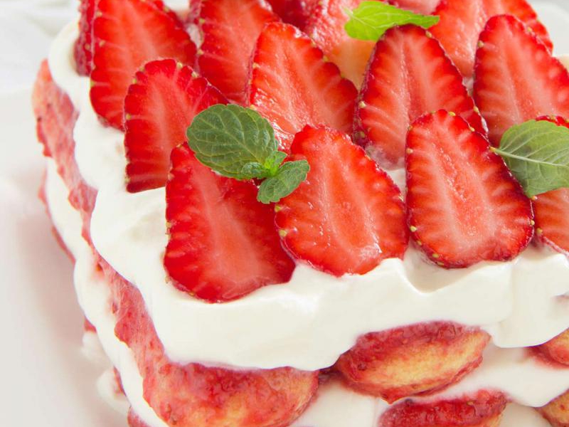 Tiramisu truskawkowe z mascarpone i biszkoptami