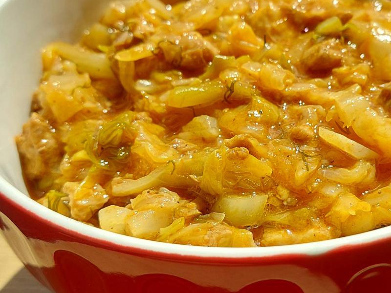 Bigos z młodej kapusty