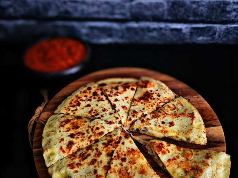 Quesadilla z kurczakiem i salsą paprykową