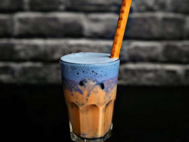 Proteinowy shake z bananem i blue matchą