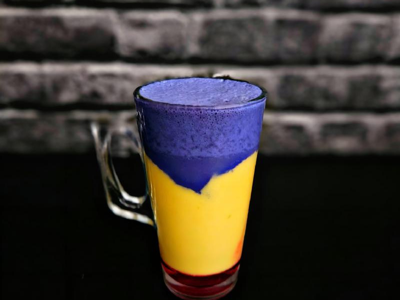 Mango Blue Matcha Latte z syropem Sala