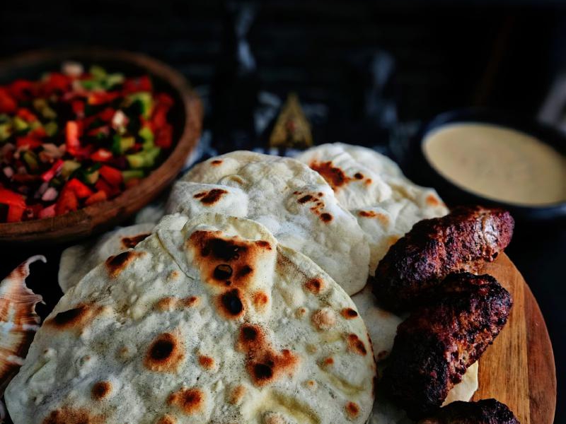 Egipski obiad – sałatka, chleb i Kofte