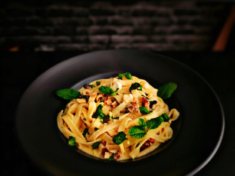 Tagliatelle alla Greece z fetą i miętą