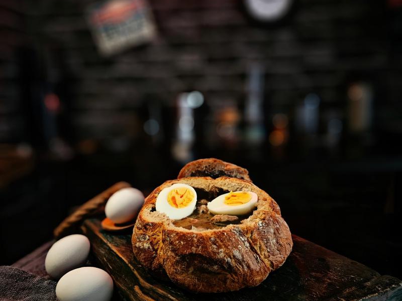 Staropolski żur w chlebie – przepis i historia