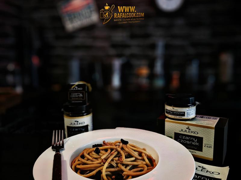 Carbonara z czarnym czosnkiem – rzymska klasyka