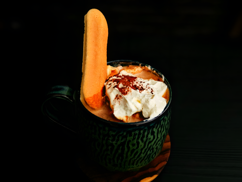 Gorąca czekolada tiramisu, deser w filiżance