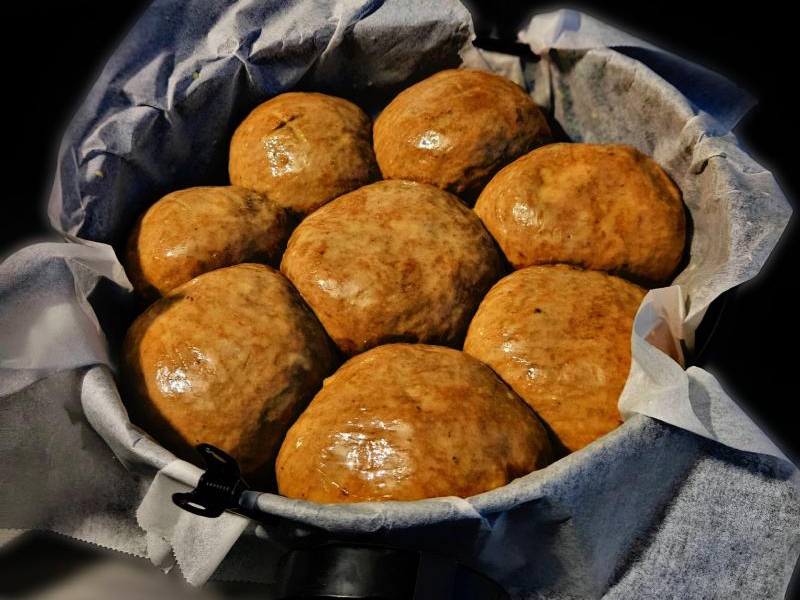 Odrywane bułki z czarnym czosnkiem i fetą