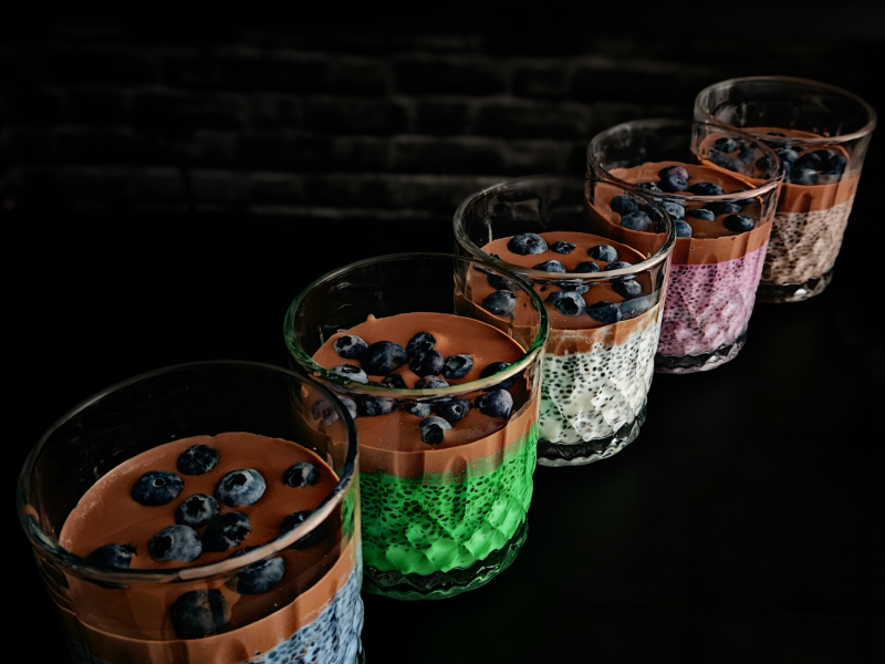 Kolorowy deser chia, jedna baza, pięć smaków