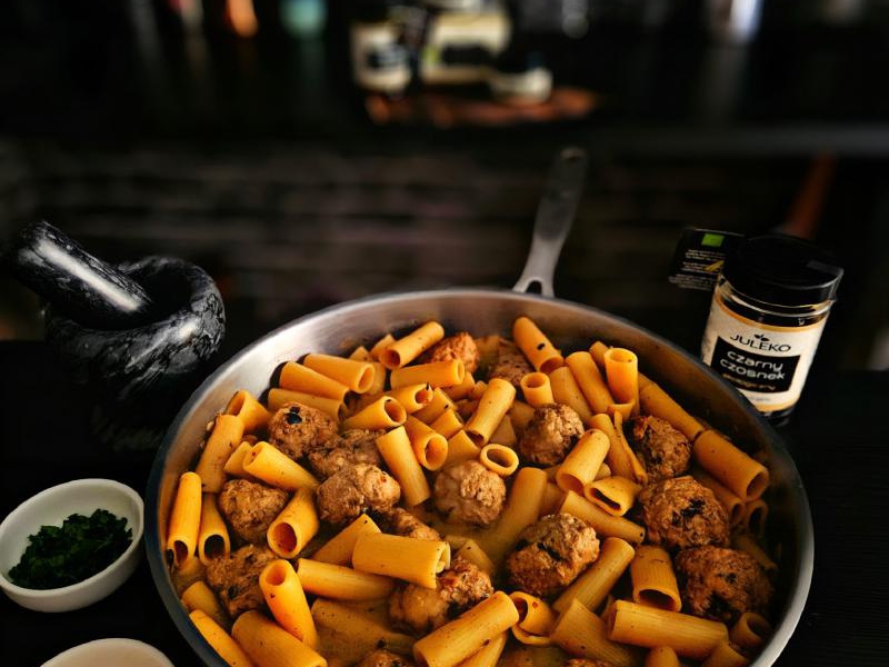 Polpette in Bianco z czarnym czosnkiem