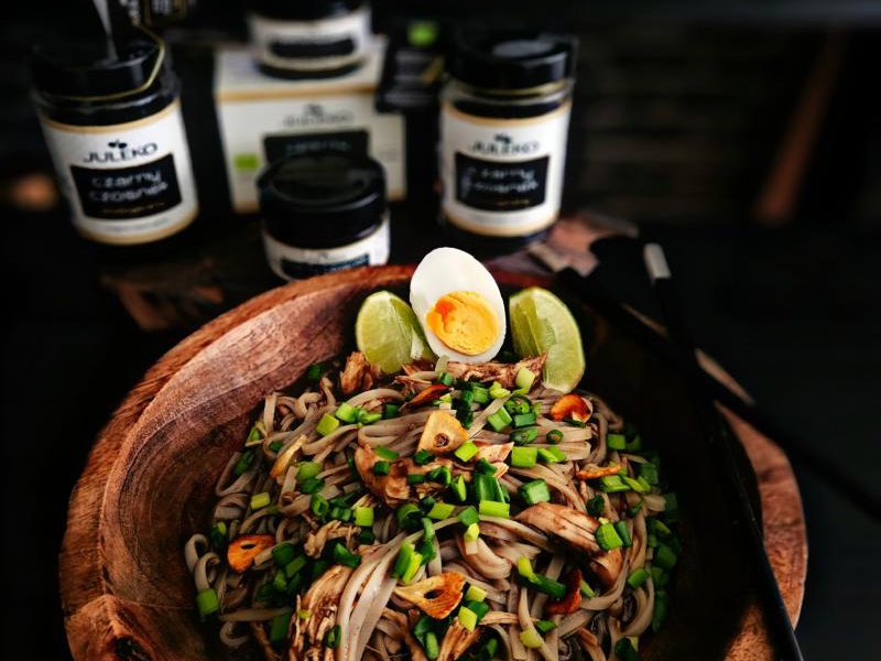 Pancit Palabok z kurczakiem i czarnym czosnkiem