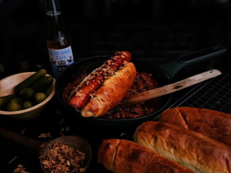 Chili con carne w hot dogu, trzy warianty