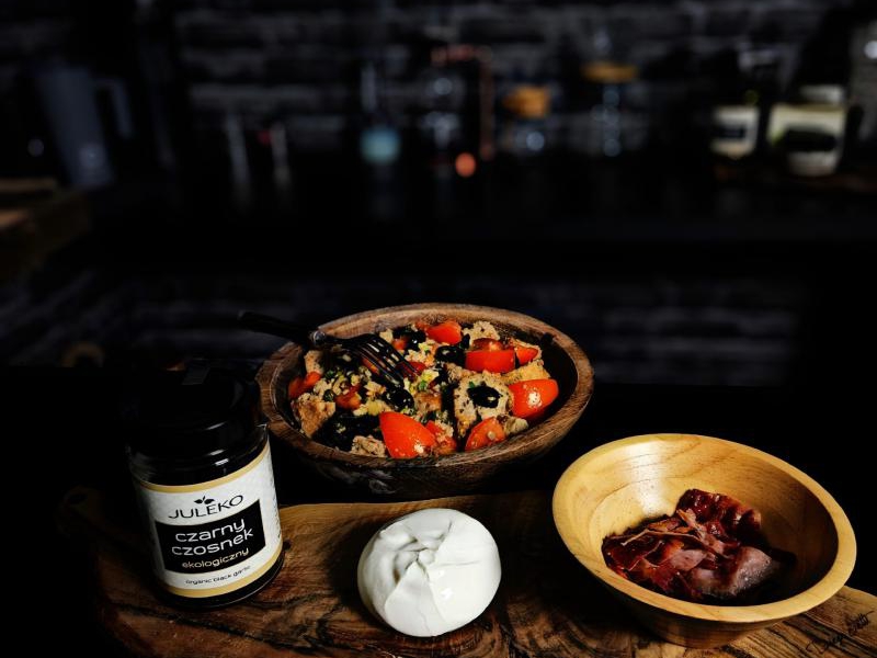 Panzanella z czarnym czosnkiem i burratą