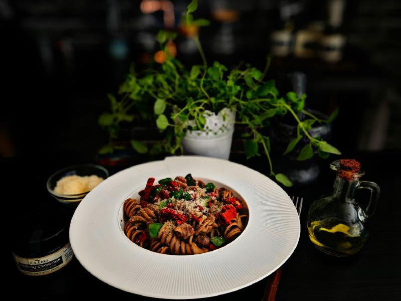 Fusilli Giganti z ricottą i czarnym czosnkiem