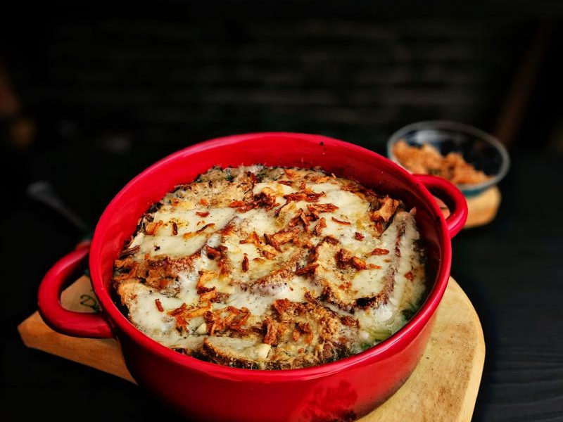 Rustykalna francuska zupa cebulowa