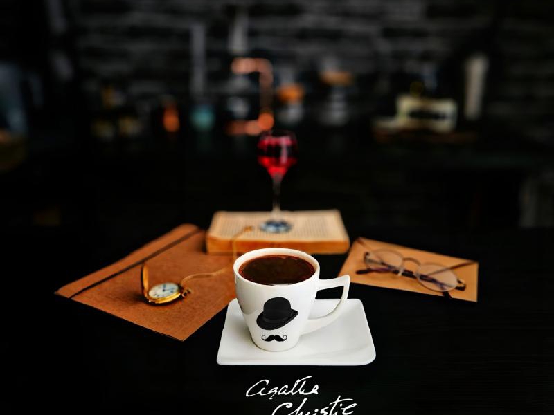 Gorąca czekolada Poirota, tajemnica starej Europy