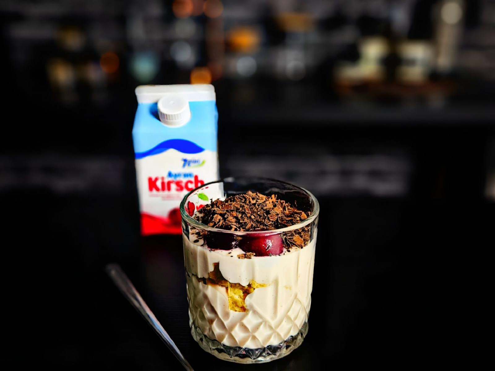 Deser wiśniowy w szklance z kremem