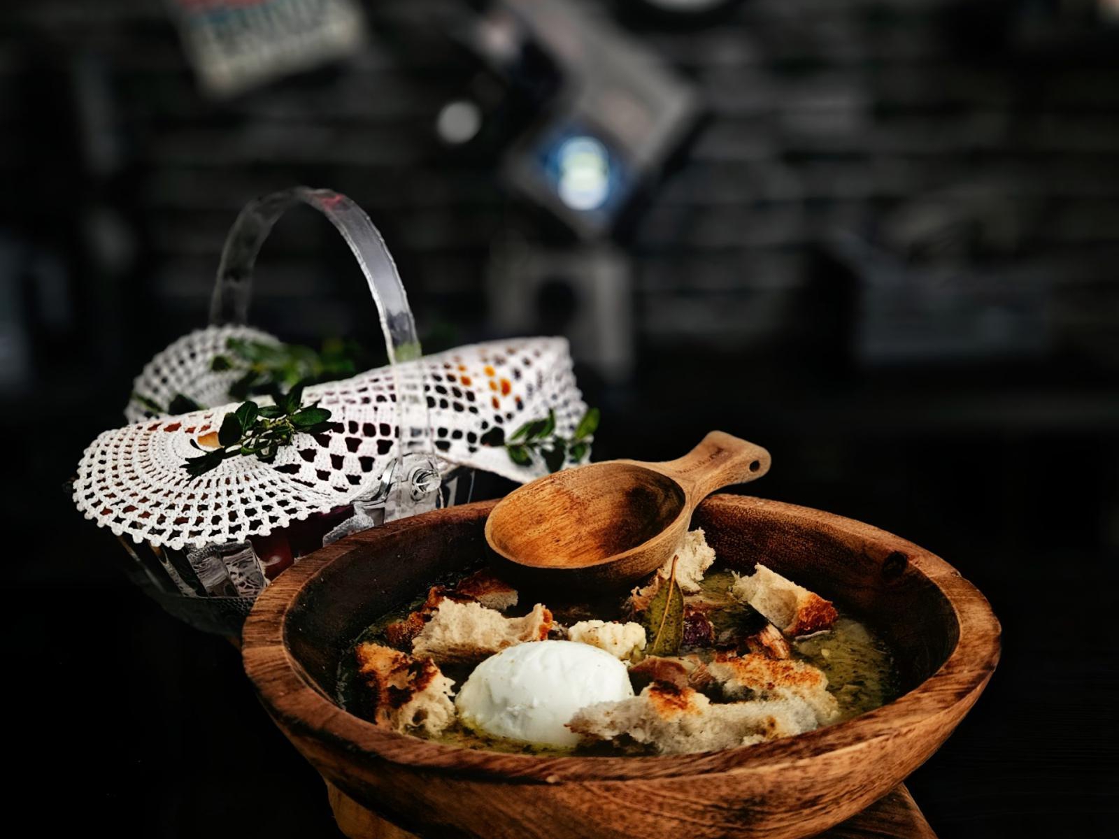 Żur wielkanocny z kiełbasą i chlebem