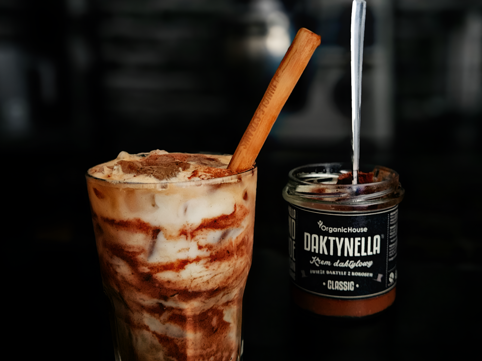 Daktynella Almond Iced Latte, kawa z historią
