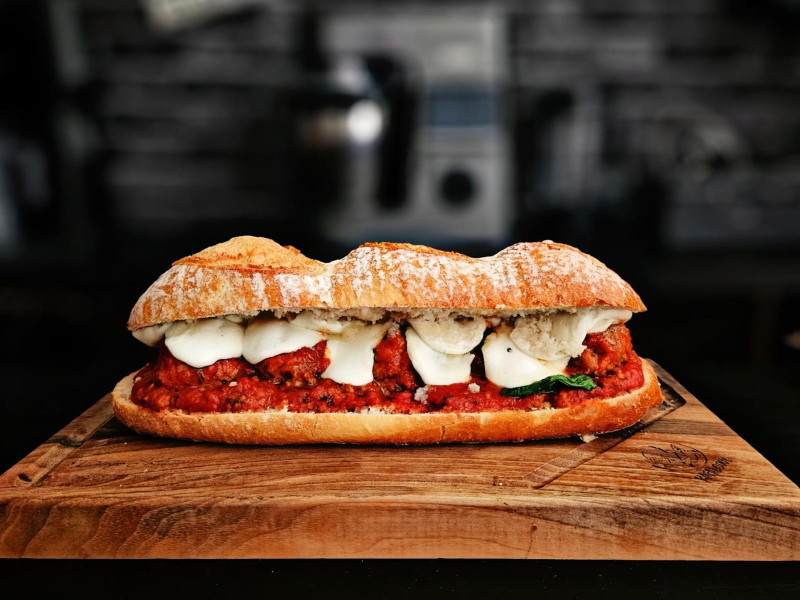 Kanapka z klopsami w sosie marinara