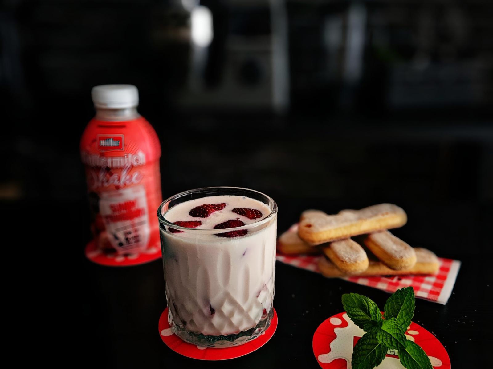 Serniczek Mullermilch z truskawkami bez pieczenia