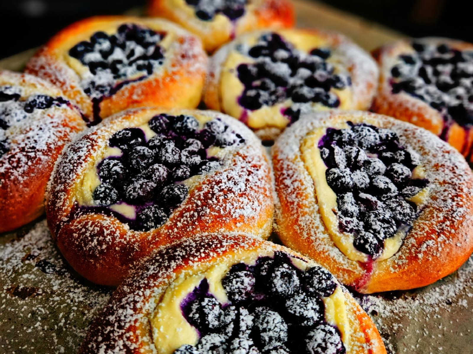 Brioche ai mirtilli e ricotta – włoskie bułeczki z ricottą i borówkami