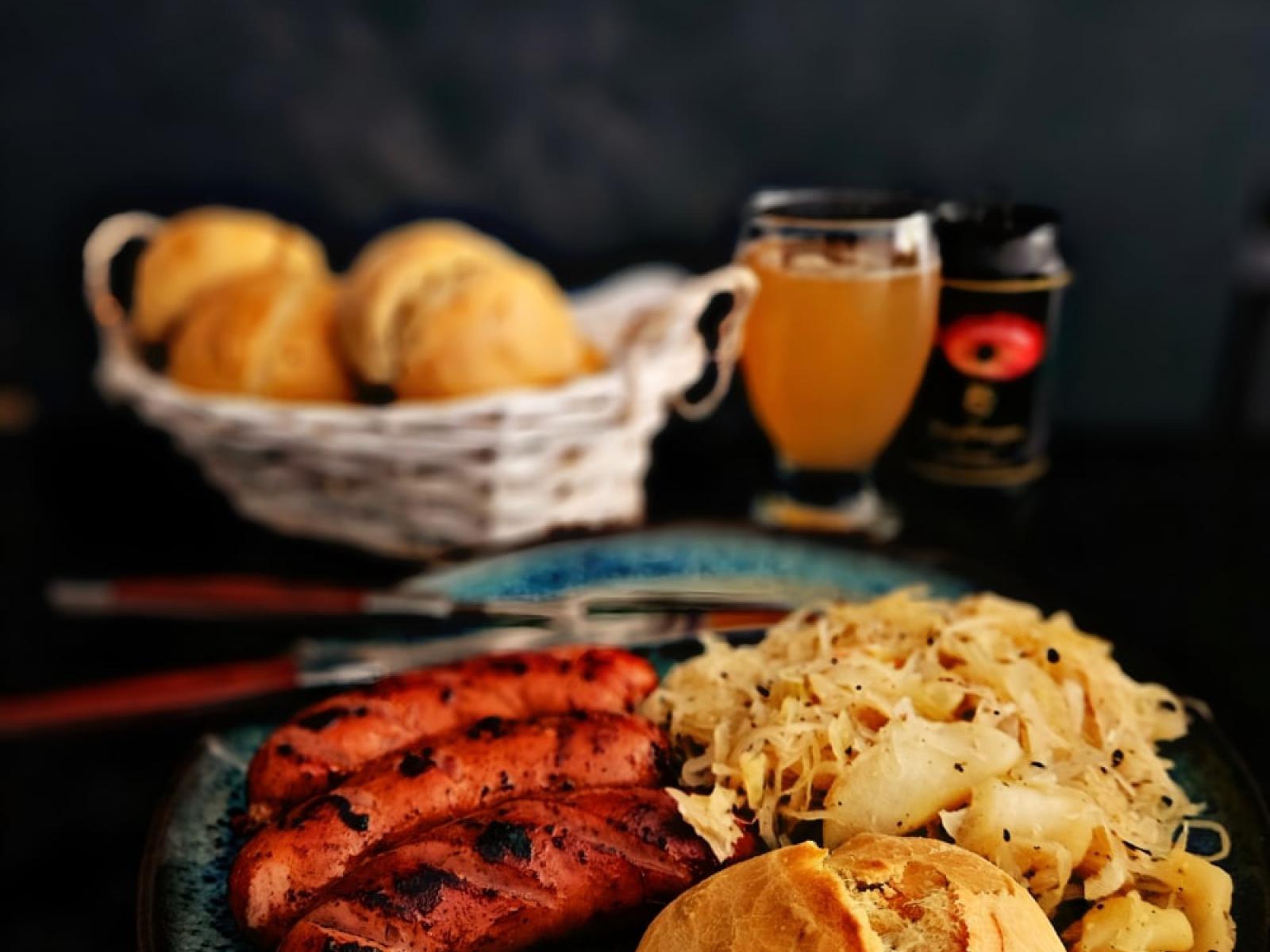 Brötchen z kiełbasą i kapustą z jabłkiem – niemiecka inspiracja po mojemu